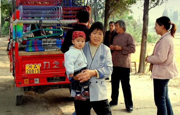 WAN-Jia, China: Grootmoeder bedrijf kleinzoon — Stockfoto