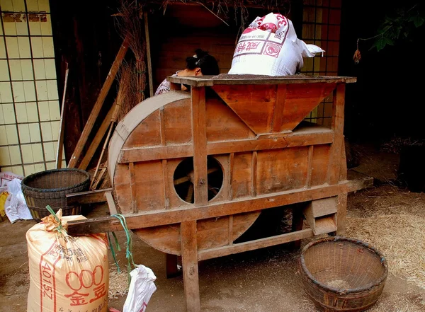 Wan Jia, China: Mujer que trabaja la máquina del arroz —  Fotos de Stock