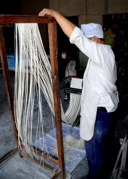Wan Jia, China: Man Making Noodles — Stock Photo, Image