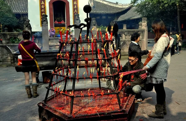 Xindu, Çin: İnsanlar aydınlatma tütsü Tapınağı'nda — Stok fotoğraf