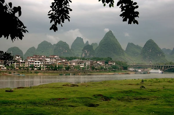 Yangshuo, Cina: formazioni rocciose carsiche — Foto Stock