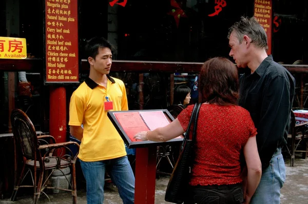 Yangshuo, China: Turistas en el restaurante chino — Foto de Stock