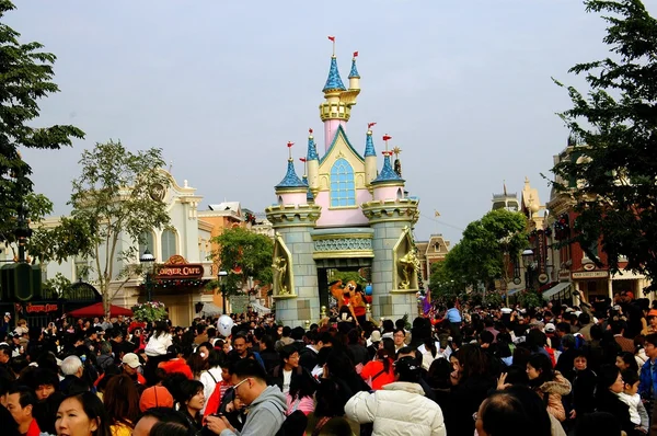 Hong Kong, China: Disneyland kasteel en Parade — Stockfoto