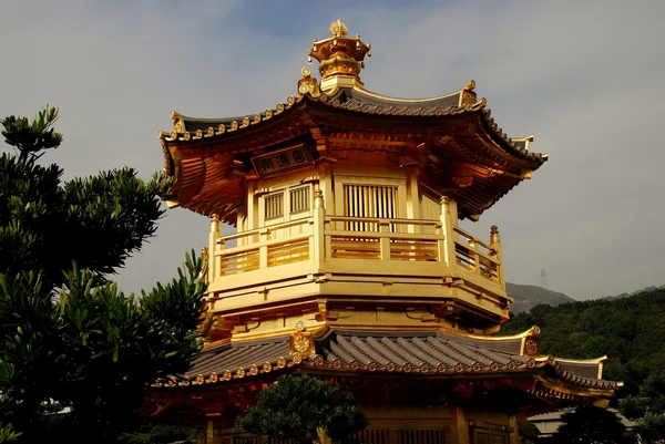 Hong Kong, China: Gouden pagode in Nan Lian Garden — Stockfoto