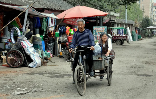 Pengzhou, China: Man trappen fiets Cart — Stockfoto