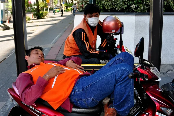 Bangkok, Thailand: Sleeping Motorcycle Taxi Driver — Stock Photo, Image