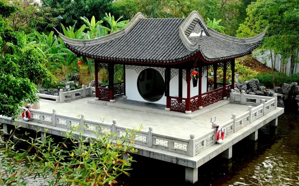 Hong kong, china: ummauerter Stadtpark-Pavillon — Stockfoto