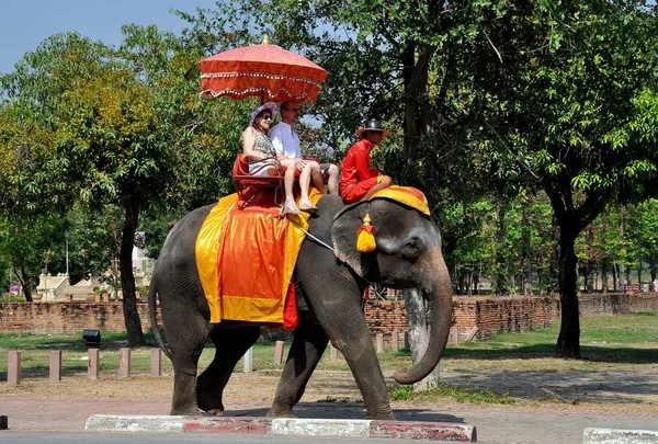 Ayutthaya, Thailand: Tourists Riding Elephant — Stock Photo, Image