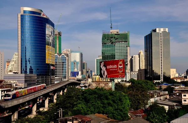 Bangkok, Thailand:  BTS Skytrain and Skyline — Stock Photo, Image