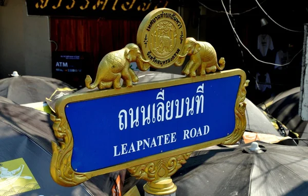 Amphawa, Thailand: Gilded Street Sign — Stock Photo, Image