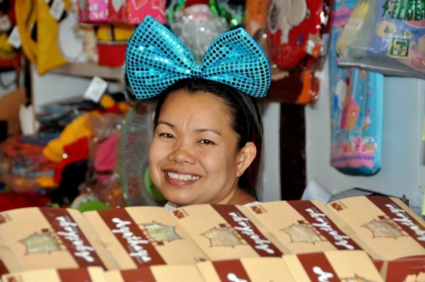 Ayutthaya, Thaïlande : Femme Souriante avec Arc à Cheveux — Photo