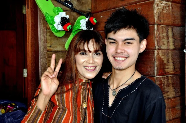 Amphawa, Thailand: Smiling Thai Couple — Stock Photo, Image