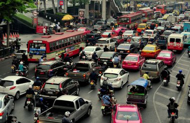 Bangkok, Tayland: Trafik Thanon Ratchaprasong
