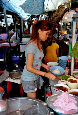 Bangkok, Tayland: sokak gıda satan kadın