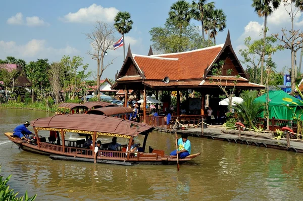 Ayutthaya, Thailandia: Barca di legno al mercato galleggiante — Foto Stock