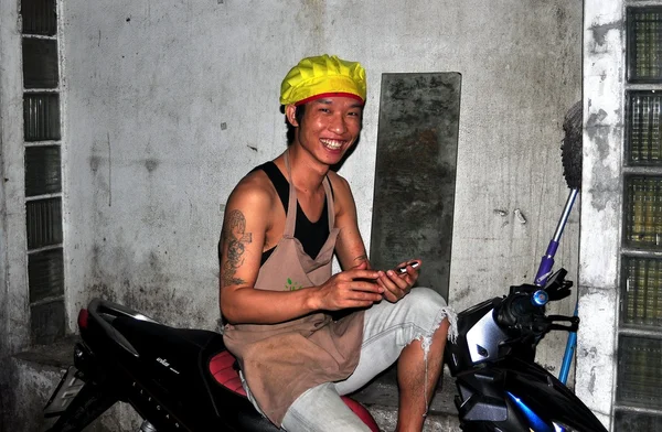 Bangkok, Tayland: Güleryüzlü adam üstünde motosiklet — Stok fotoğraf