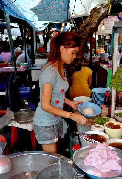 Bangkok, Tailândia: Mulher vendendo comida de rua — Fotografia de Stock