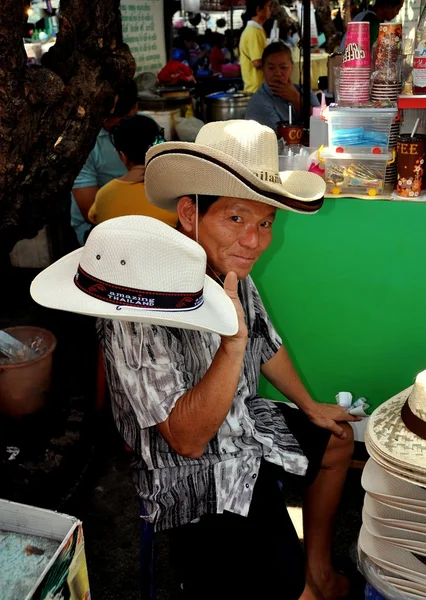 Bangkok, Tailandia: Hombre vendiendo sombreros — Foto de Stock