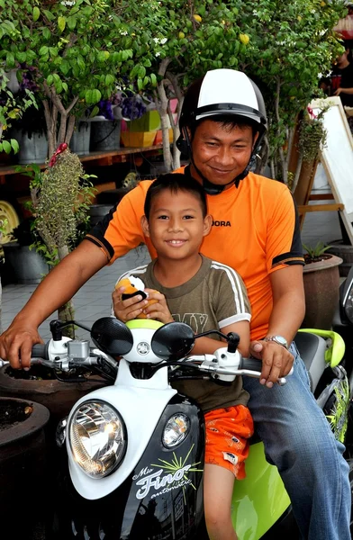 Bangkok, thailand: vader en zoon op motorfiets — Stockfoto