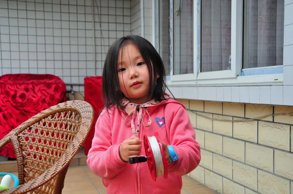 Pengzhou, China: Klein meisje spelen met String — Stockfoto