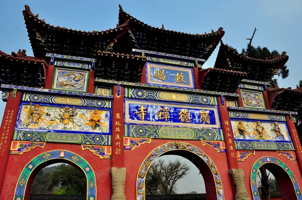 Sui Ning, China: Guang De Si porta de templo budista — Fotografia de Stock