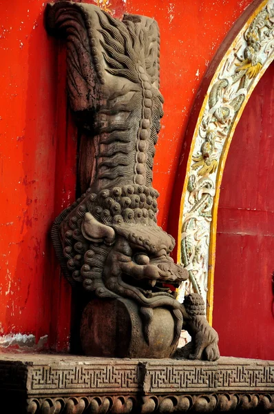 Sui Ning, China: Guang De Si budista templo dragón — Foto de Stock