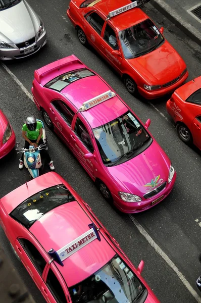 Bangkok, Tajlandia: Taksówki w Silom Road — Zdjęcie stockowe