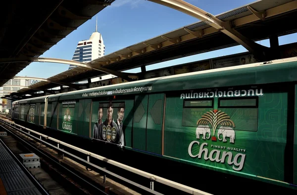 Bangkok, Tailândia: BTS Skytrain na estação de Nana — Fotografia de Stock