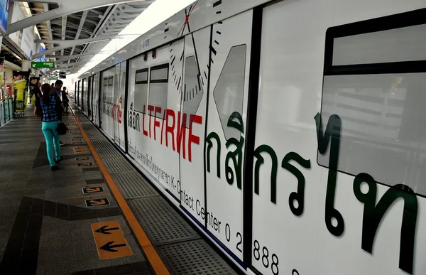 Bangkok, Tailandia: BTS Skytrain en la estación de Nana —  Fotos de Stock