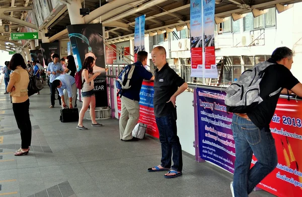 Bangkok, Thailand: Passagiere warten auf Skytrain — Stockfoto