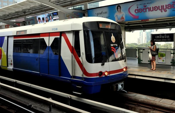 Bangkok, thailand: bts skytrain am plenchit station — Stockfoto