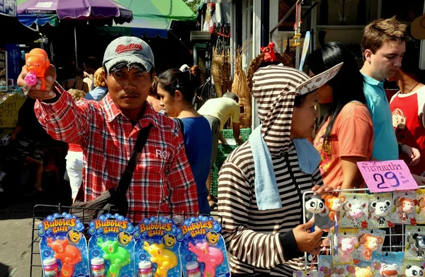 Bangkok, Tailandia: Vendedores en el mercado de Chatuchak — Foto de Stock