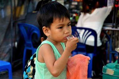 Bangkok, Tayland: Ice Cube emme küçük çocuk