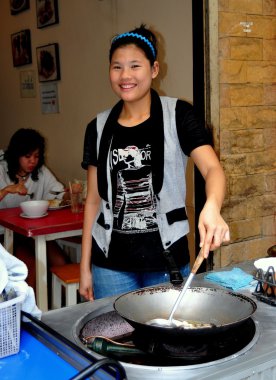Bangkok, Tayland: Gülümseyen kadın ile Wok