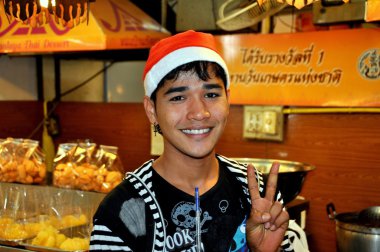Bangkok, Tayland: Genç Tay adam Noel şapka