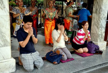 Bangkok, Tayland: erawan tapınak dua insanlar