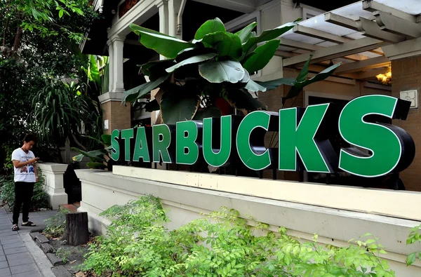 Bangkok, Thaïlande : Starbucks Cafe sur Lang Suan Road — Photo