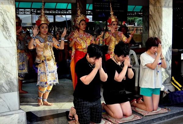 Bangkok, thailand: mensen bidden op erawan schrijn — Stockfoto