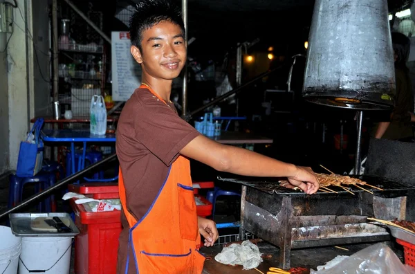 Bangkok, Tailândia: Jovens grelhando Satay — Fotografia de Stock