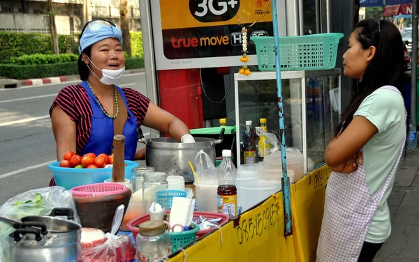 Бангкок, Таиланд: уличные торговцы продают фуд — стоковое фото