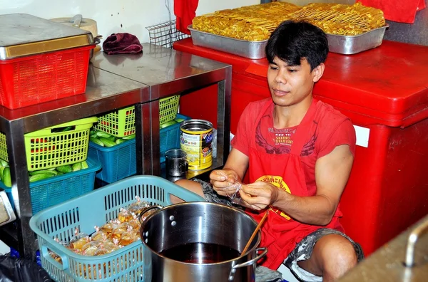 Bangkok, Thailandia: Lavoratore Preparazione Satay Oil — Foto Stock