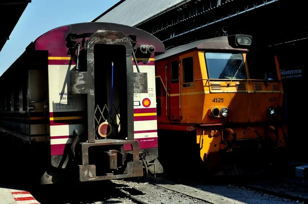 Bangkok, Tajlandia: pociągi na dworzec kolejowy hua lamphong — Zdjęcie stockowe