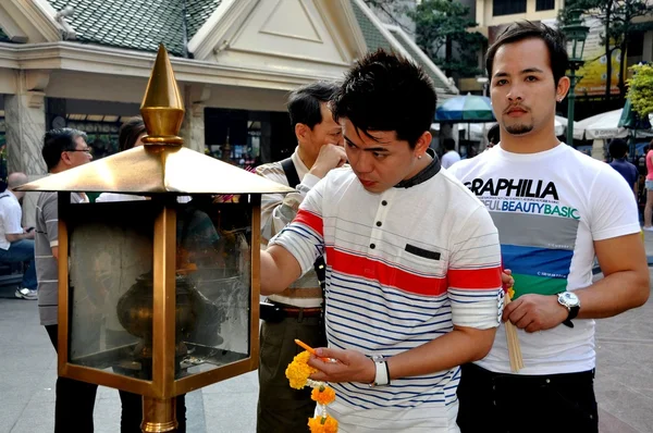 Bangkok, Thajsko: Osvětlení kadidlo na svatyni Erawan — Stock fotografie