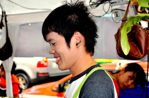 Bangkok, Tailandia: Joven tailandesa sonriente con piercings —  Fotos de Stock