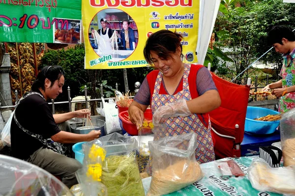 Bangkok, Thailand: Familj säljer nudlar — Stockfoto