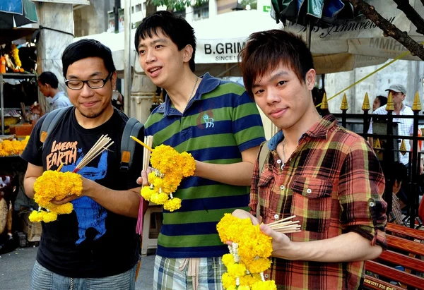 Bangkok, Thailand: Thailandske mænd på Erawan helligdom - Stock-foto