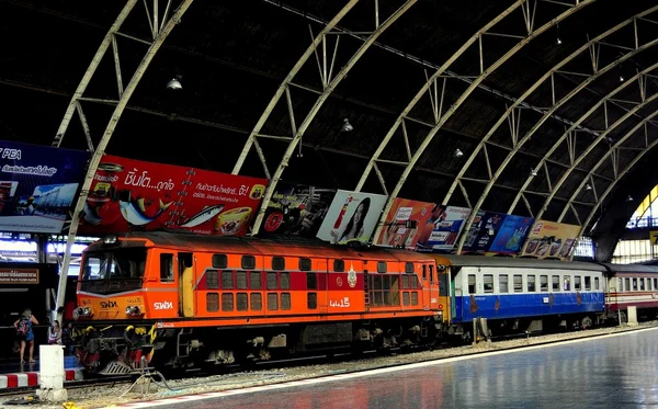 Bangkok, Tailândia: Estação Ferroviária Hua Lamphong — Fotografia de Stock