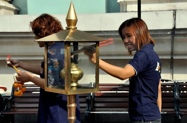 Bangkok, Thailand: Belysning rökelse på Erawan Shrine — Stockfoto