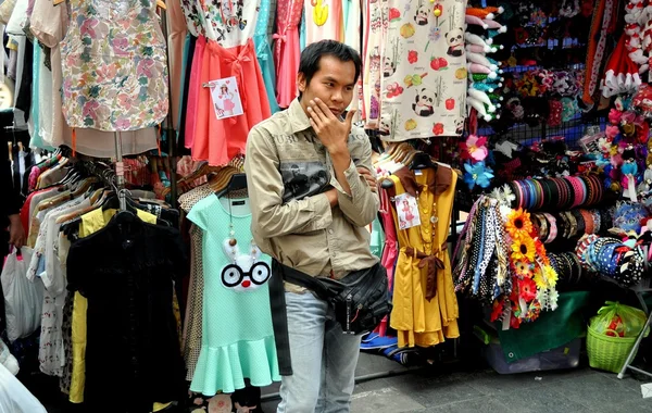 Bangkok, Tailandia: Vendedor de ropa pensativa — Foto de Stock