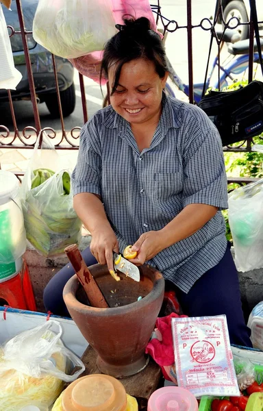 Bangkok, Tailandia: Mujer vendedora de comida — Foto de Stock